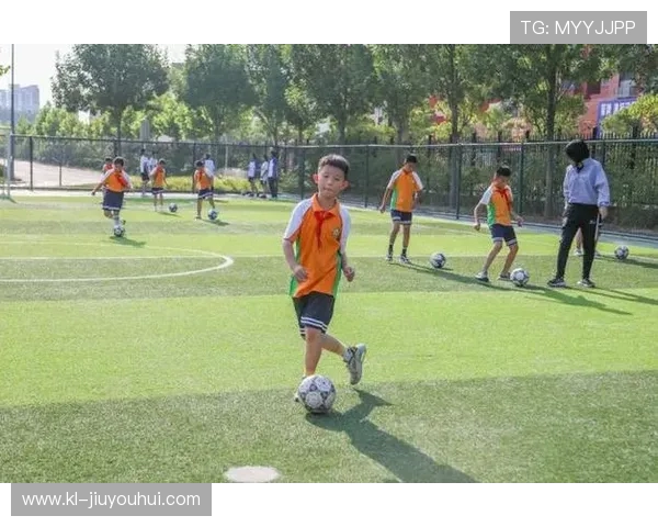 儿童轻便足球服设计创新提升运动舒适性与灵活性助力青少年运动成长